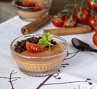Tomaten-Zimt-Panacotta mit Pumpernickel-Crunch und Zimtöl