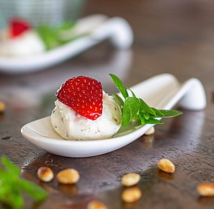 Ziegenfrischkäse mit Erdbeeren und fermentiertem Pfeffer