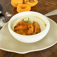 Griechischer Joghurt mit Aprikosen-Thymian-Kompott