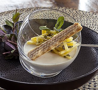 Kokos-Panna Cotta mit Ananas und Minze