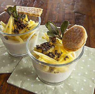 Kokos-Panna Cotta mit Ananas und Minze