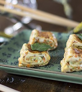 Asiatisches Omelett mit Möhre und Lauchzwiebel in Häppchenform