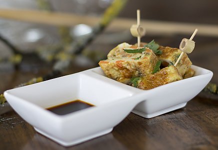 Asiatisches Omelett mit Möhre und Lauchzwiebel in Häppchenform
