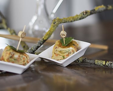 Asiatisches Omelett mit Möhre und Lauchzwiebel in Häppchenform