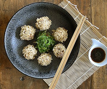 Asiatische Hackfleisch-Bällchen in Reishülle