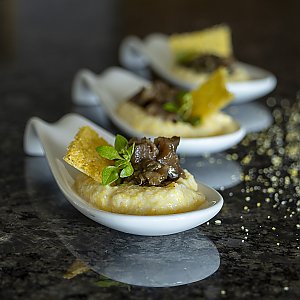 Auberginen-Tartar mit Polenta-Creme