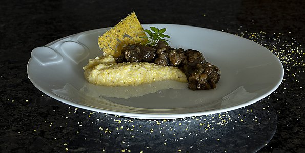 Auberginen-Tartar mit Polenta-Creme