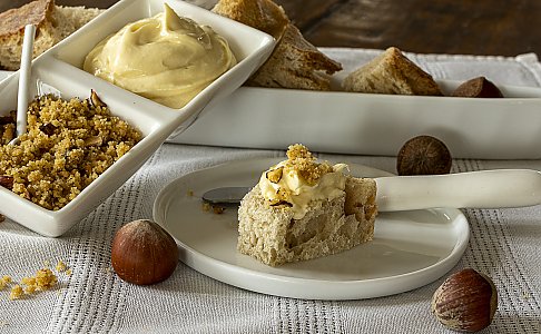 Aufgeschlagene Nussbutter mit Nussbutter-Crumble zum Apero serviert