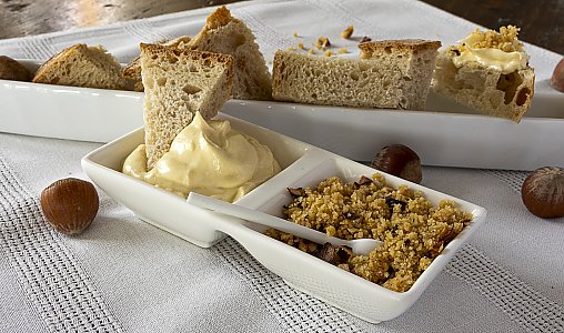 Aufgeschlagene Nussbutter mit Nussbutter-Crumble zum Apero serviert