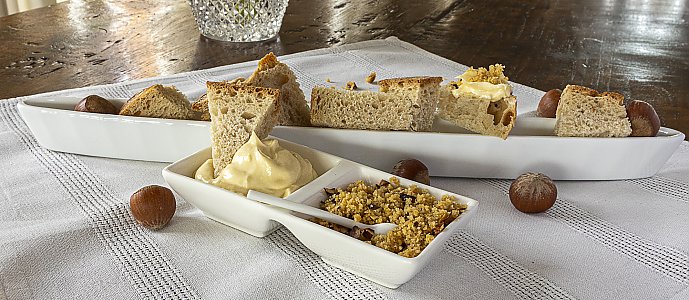 Aufgeschlagene Nussbutter mit Nussbutter-Crumble zum Apero serviert