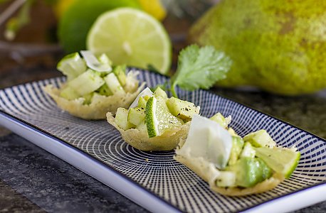 Avocado-Birnen-Salat im Parmesankörbchen