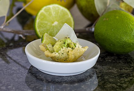 Avocado-Birnen-Salat im Parmesankörbchen