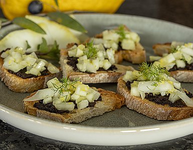 Cedri-Fenchelsalat auf Oliven-Crostini