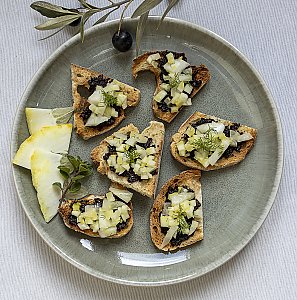 Cedri-Fenchelsalat auf Oliven-Crostini