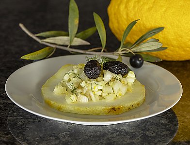 Cedri-Fenchelsalat auf Oliven-Crostini