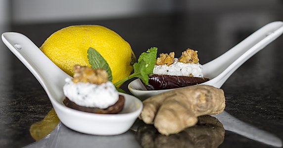 Datteln gefüllt mit Ziegenfrischkäse, Ingwer und Walnüssen