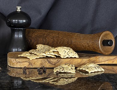 Dinkel-Cracker mit Kubebenpfeffer