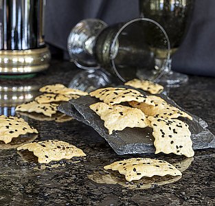 Dinkel-Cracker mit schwarzem Sesam