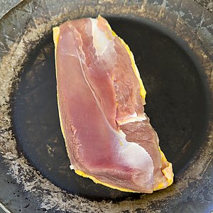 Entenbrust: Schritt 4 = Fleisch mit der Hautseite nach unten in die kalte Pfanne legen