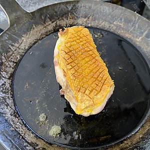 Entenbrust: Schritt 5 = Die Entenbrust wenden, kurz weiterbraten und mit der Marinade bestreichen