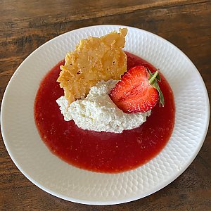 Erdbeersalat mit Joghurtcreme-Nocken