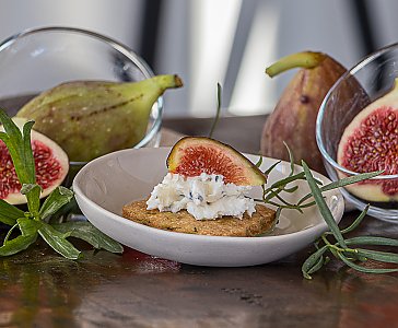 Estragonkeks mit Frischkäse-Dip und Feige