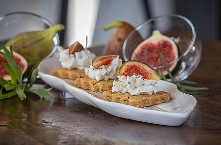 Estragonkeks mit Frischkäse-Dip und Feige