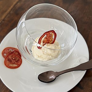 Feine Parmesan-Mousse mit Tomaten-Chips