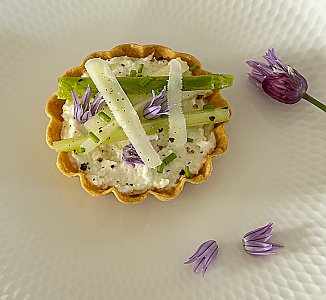 Filo-Tartelette mit Spargel roh und gekocht