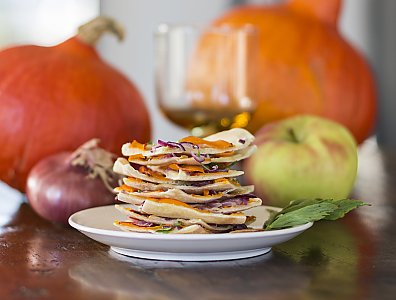 Flammkuchen mit Kürbis, Apfel und Liebstöckel