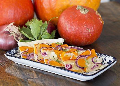 Flammkuchen mit Kürbis, Apfel und Liebstöckel