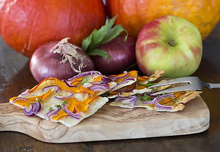 Flammkuchen mit Kürbis, Apfel und Liebstöckel