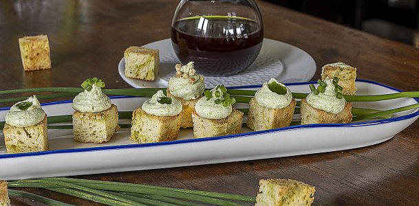 Frischkäse mit Schnittlauch-Pulpe auf geröstetem Brioche