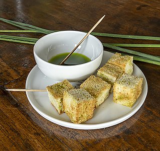 Frischkäse mit Schnittlauch-Pulpe auf geröstetem Brioche