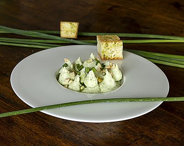 Frischkäse mit Schnittlauch-Pulpe auf geröstetem Brioche