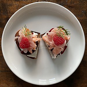 geräucherter Saibling mit roten Zwiebeln und Himbeer-Balsamico