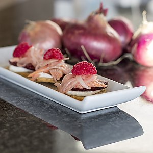 geräucherter Saibling mit roten Zwiebeln und Himbeer-Balsamico