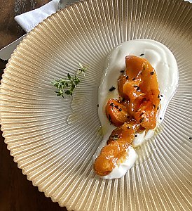 Griechischer Joghurt mit Aprikosen-Thymian-Kompott
