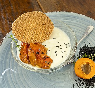 Griechischer Joghurt mit Aprikosen-Thymian-Kompott