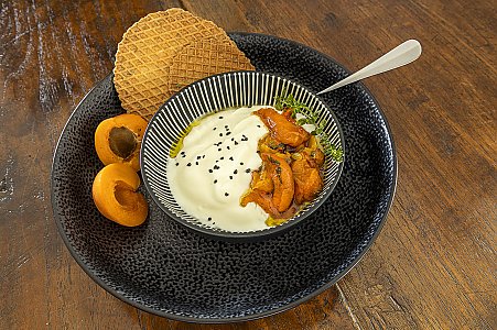 Griechischer Joghurt mit Aprikosen-Thymian-Kompott
