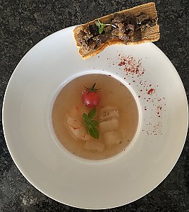 Tomatenessenz mit Jakobsmuschel und Garnele