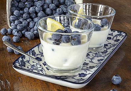Joghurt mit Heidelbeeren und Zitronenzesten