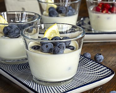 Joghurt mit Heidelbeeren und Zitronenzesten