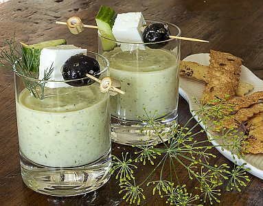 Kalte Gurkensuppe mit Parmesan-Cracker