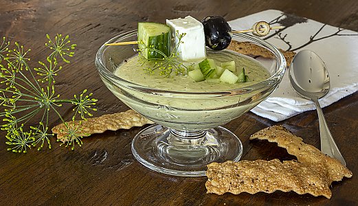 Kalte Gurkensuppe mit Parmesan-Cracker
