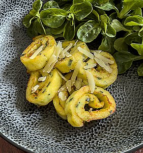 Kartoffel-Roulade mit Parmesanspänen, als Vorspeise oder Beilage zu einem Salat.