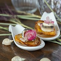 Marinierte Sardellenfilets auf dickem Kartoffelchip