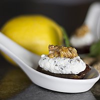 Datteln gefüllt mit Ziegenfrischkäse, Ingwer und Walnüssen