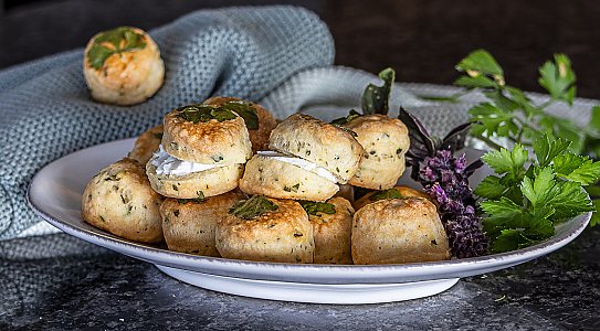 Kräuter-Scones mit Estragon und Ziegenfrischkäse
