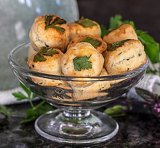 Kräuter-Scones mit Estragon und Ziegenfrischkäse